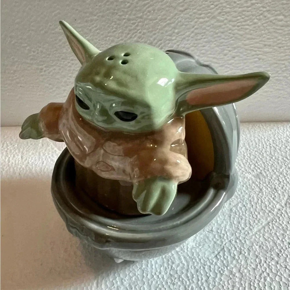 NEW STAR WARS The Mandalorian THE CHILD 3DSculpted Salt & Pepper Shaker Set - Picture 7 of 8